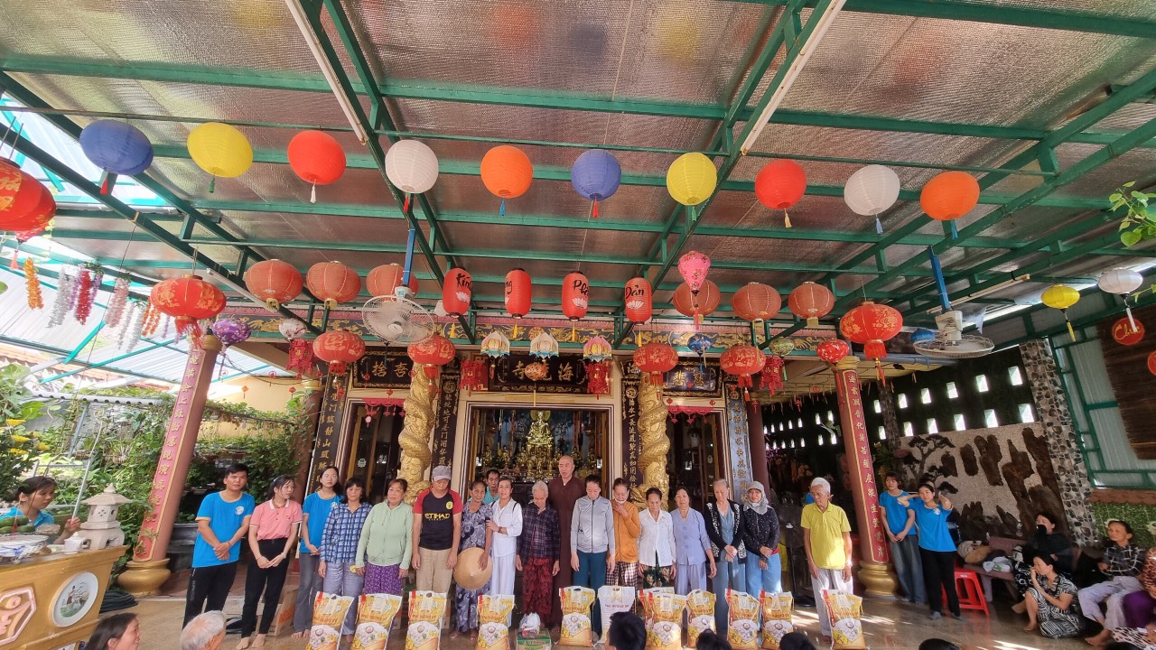 Chùa Hải Long TP Quy Nhơn phát quà cho bà con khó khăn